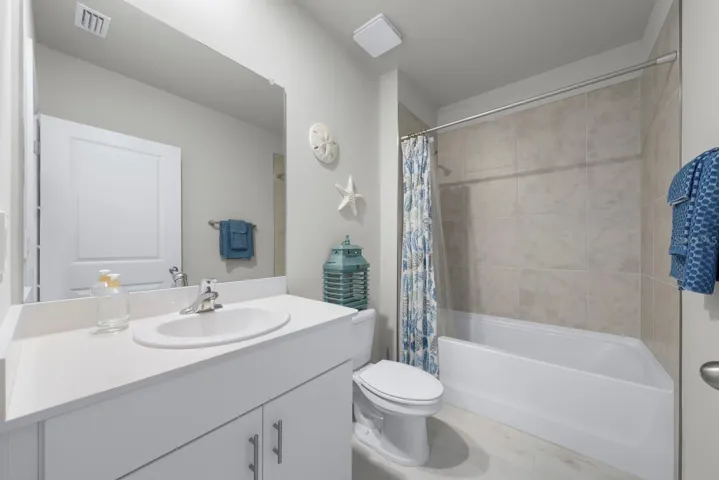 Guest bathroom.
