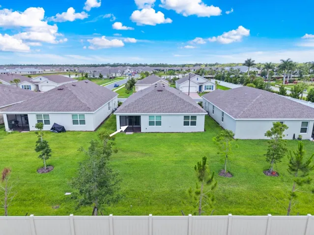 Plenty of yard space for anyone!