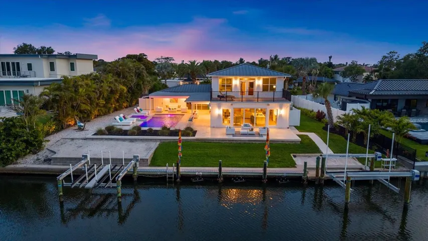 Electric lift for boat and separate lift for 2 jet skis or kayaks; ladder into Canal and additional boat docking space with tie ups for guests.