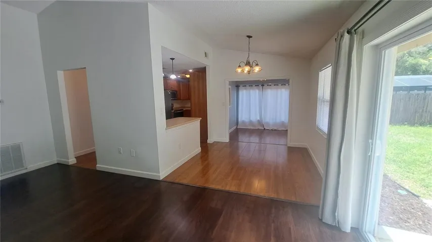 Breakfast bar/Dining Area