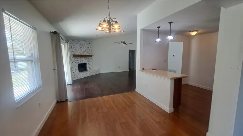 Breakfast bar/Dining Area