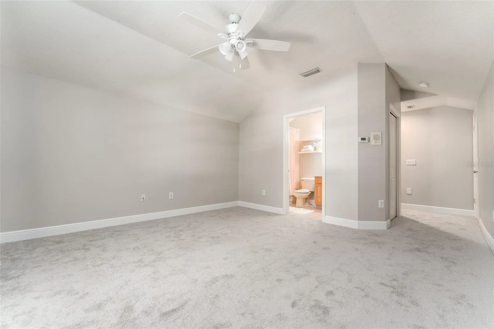 Bonus Room w En-Suite,New Carpet/ New Ceiling Fan/ New Paint