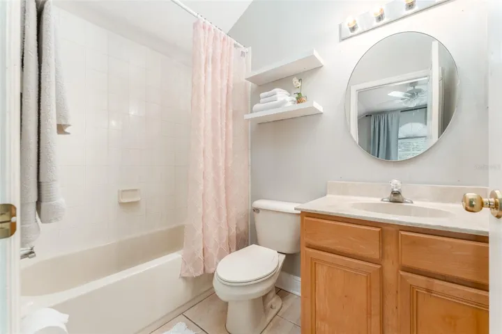 Bath 4, Upstairs En-Suite
