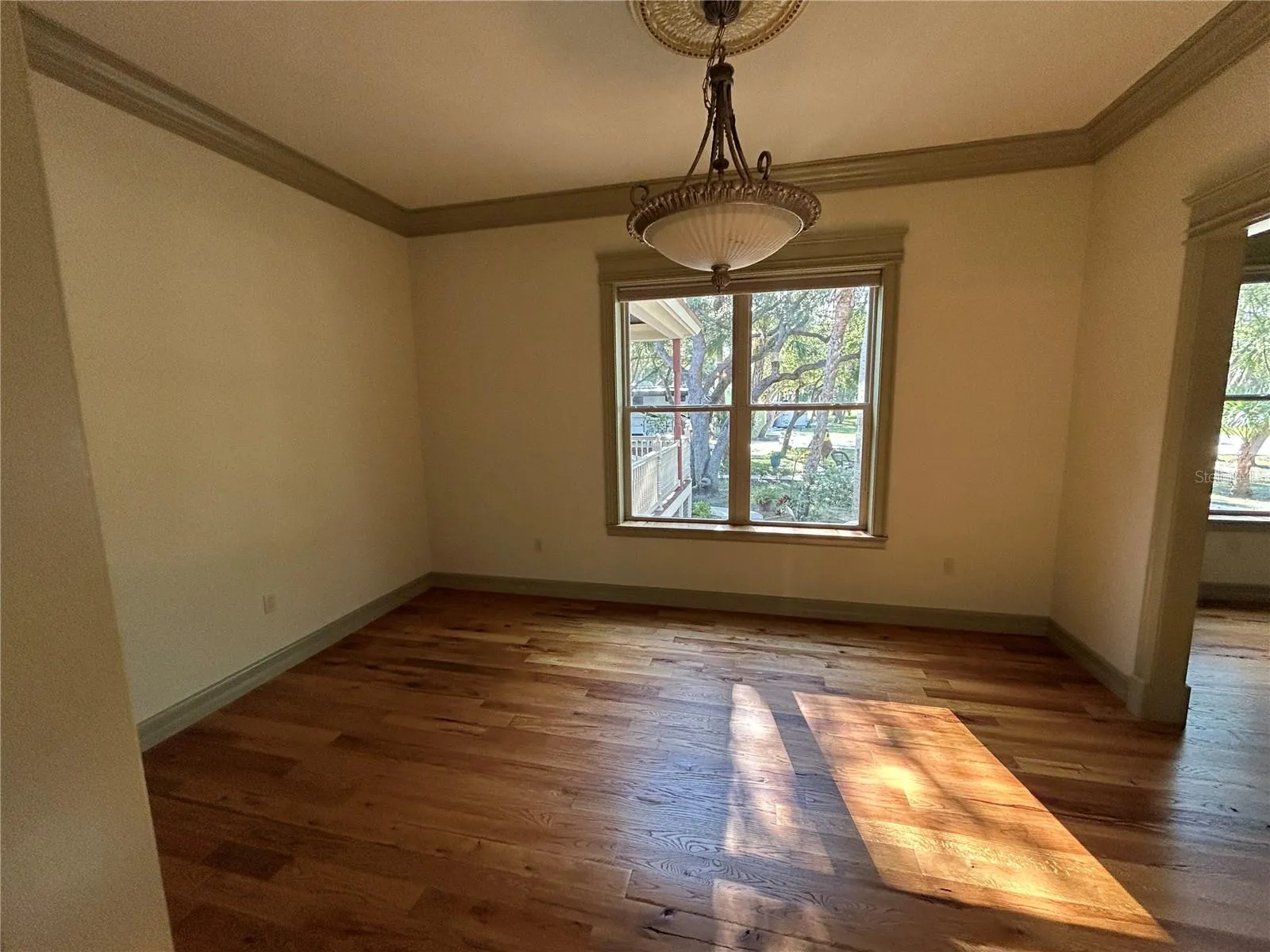 Dining Room overlooking Lot 2 amenities