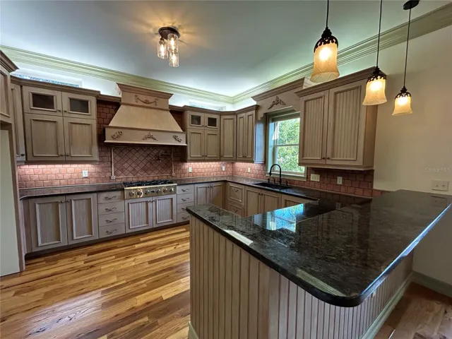Kitchen, 6 burner LP gas cooktop with stainless steel hood liner and pot filler