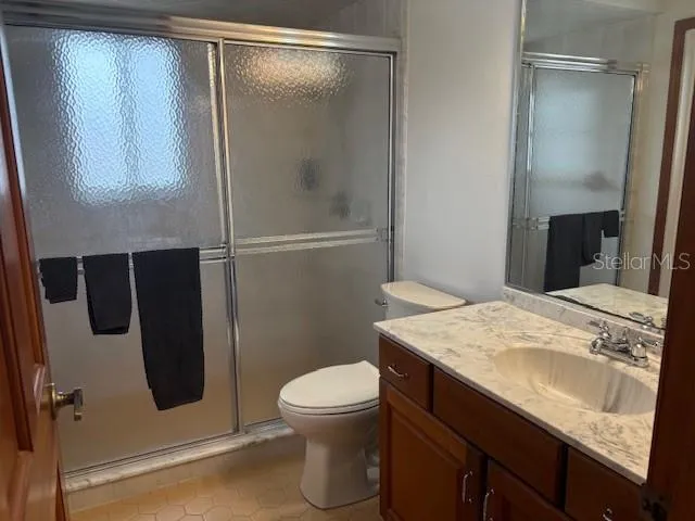 Bathroom in 2nd primary bedroom with access to the pool