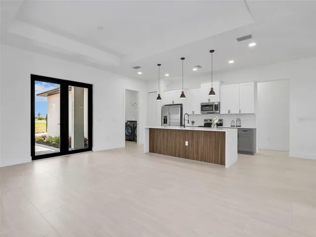 Open Concep living space and kitchen with large island