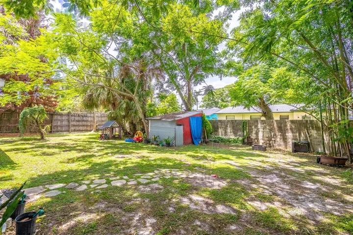 Ample Size Backyard