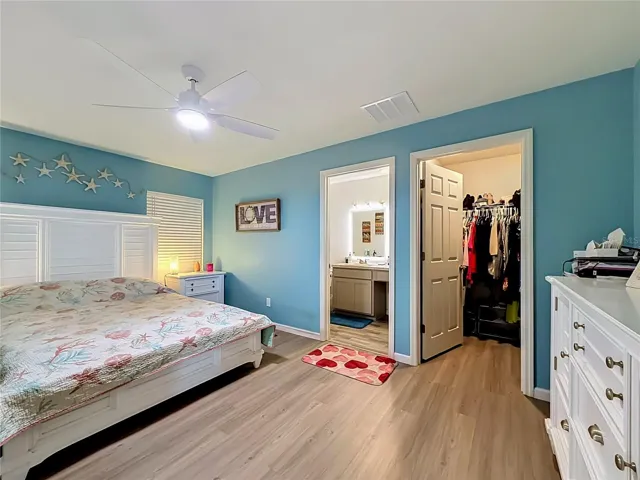 the ensuite and the walk in closet