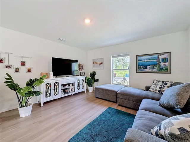 the 20 ft living room