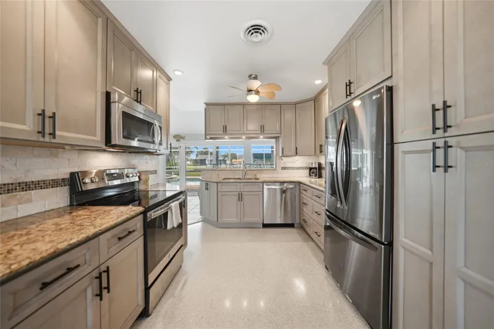 beautiful kitchen with VIEWS!