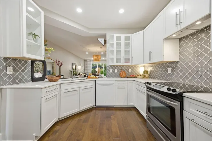 Lot's of cabinets