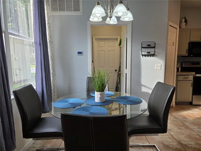Eating space in kitchen