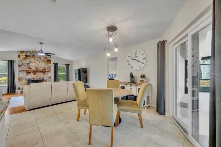 CASUAL DINING AREA/BREAKFAST NOOK
