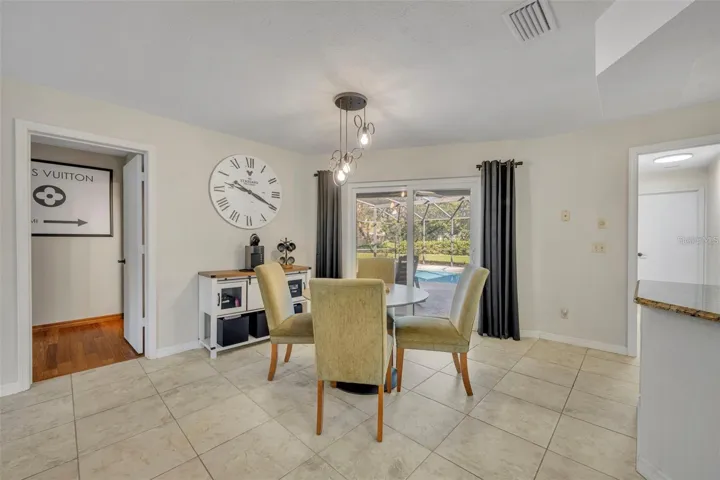 CASUAL DINING AREA/BREAKFAST NOOK