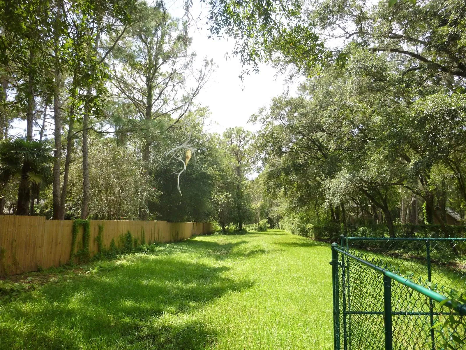 Entrance to the 21 Acre Private Common Area Park, hiking, boardwalk to Lake Hiawatha and a picnic pavilion.