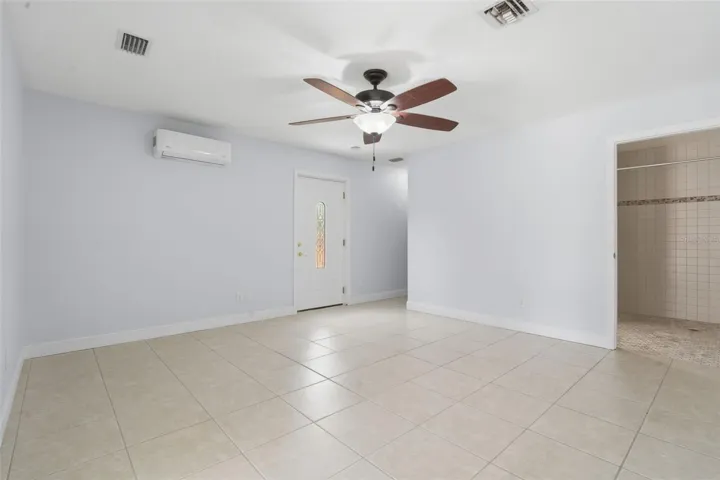 In-law suite with private entrance / Primary Bedroom