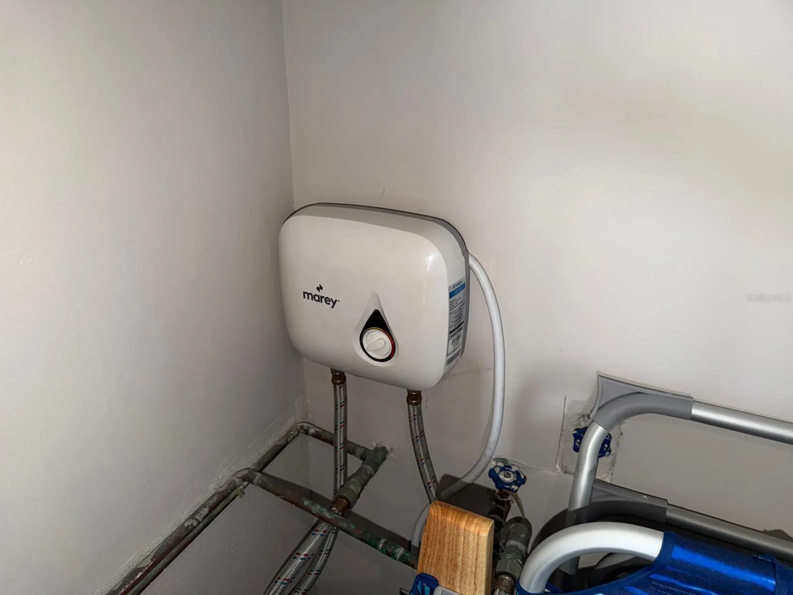 Water Heater & Laundry (Washer & Dryer Facility)