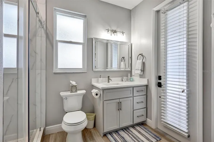 Bathroom 2 with pool access