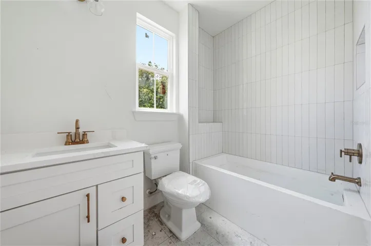 Guest bathroom (Second floor)