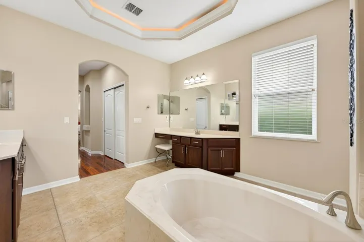 Primary en-suite bath.