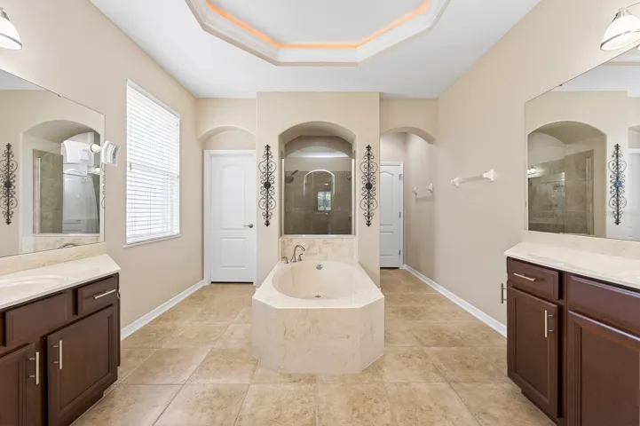 Primary en-suite bath.