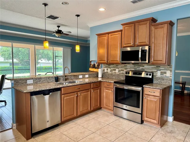 KITCHEN/EAT-IN AREA