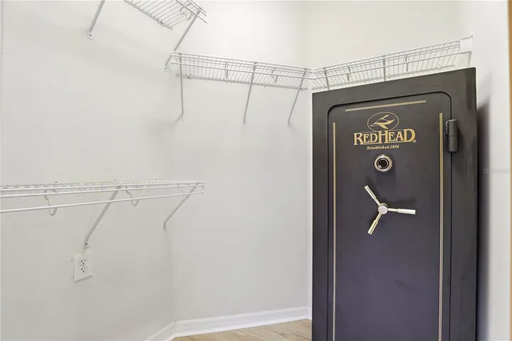 Walk-in closet 2