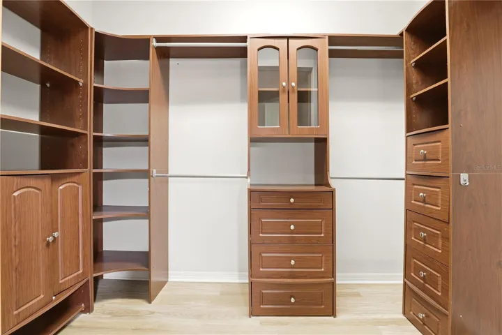 Walk-in closet 1