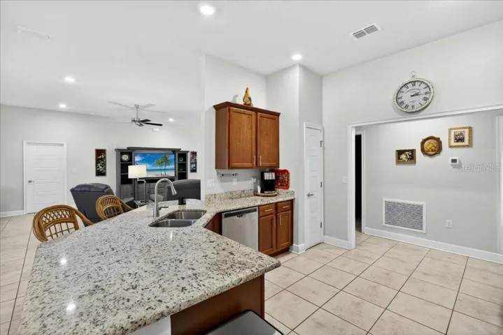 Large open kitchen with granite counters & stainless steel applainces!
