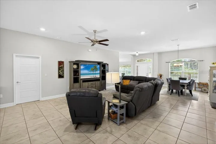 Open An Inviting entrance with plenty space for all your gathering!