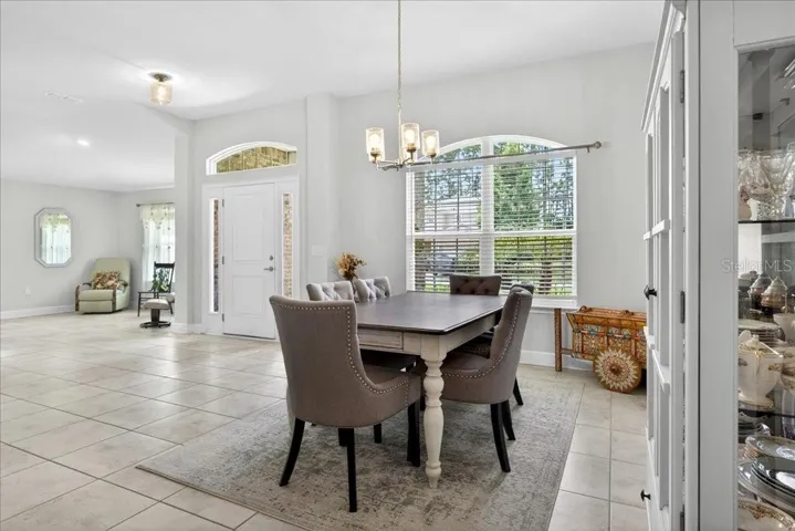 Open An Inviting entrance with plenty space for all your gathering!