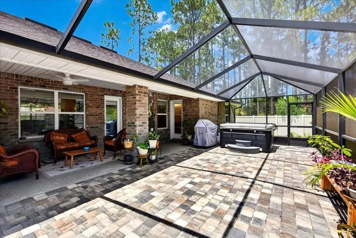 Enjoy the jacuzzi & the outdoors anytime all year around!!