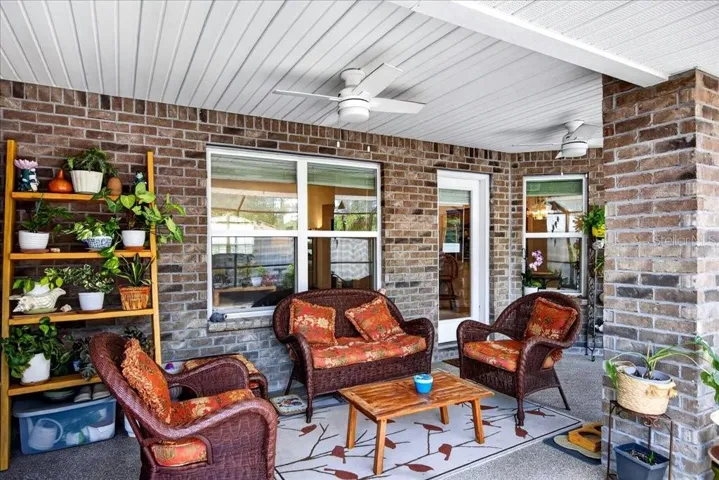 Breakfast or drinks to relax at the extra-large covered lanai!