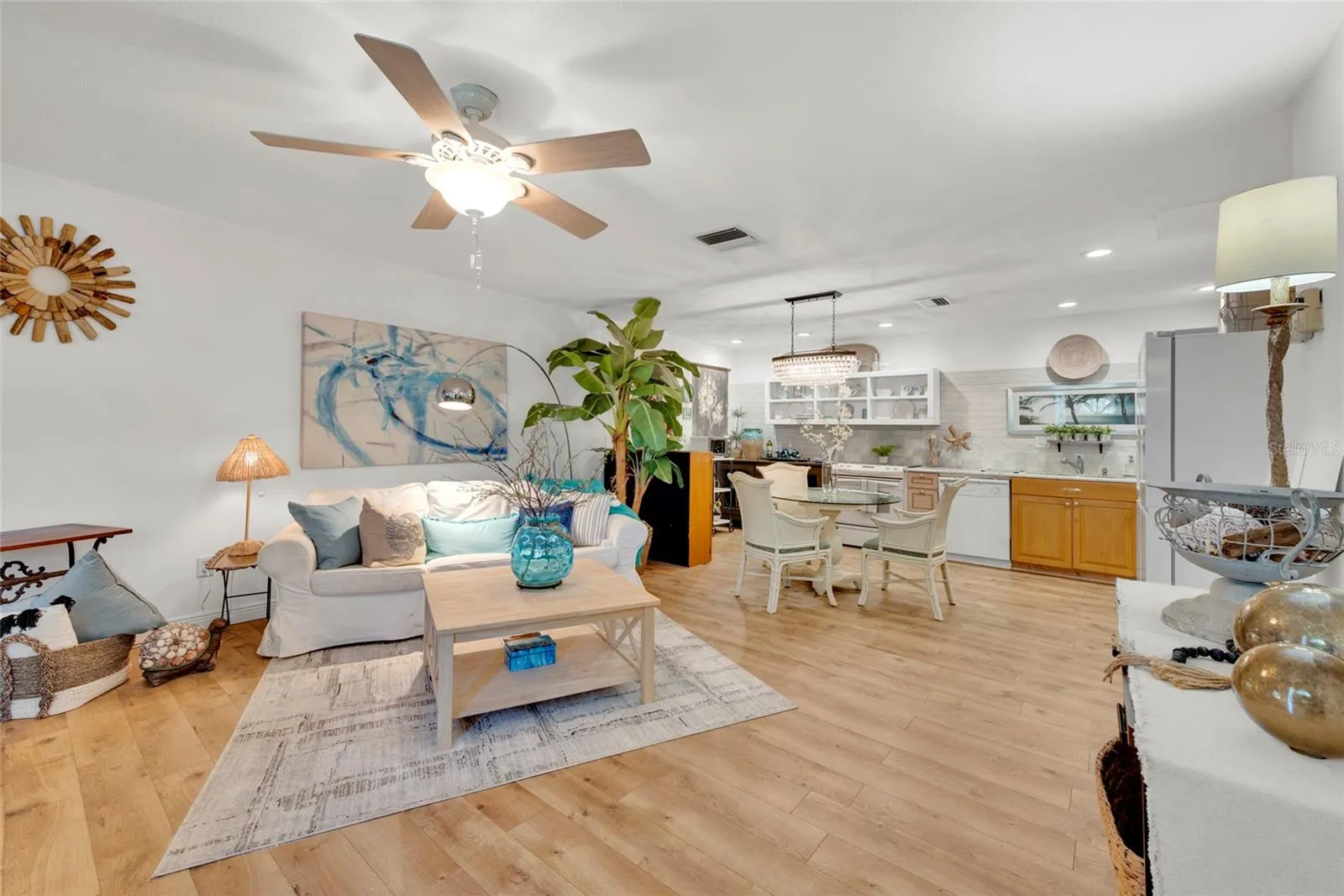 OPEN CONCEPT LIVINGROOM TO DININGROOM N KITCHEN