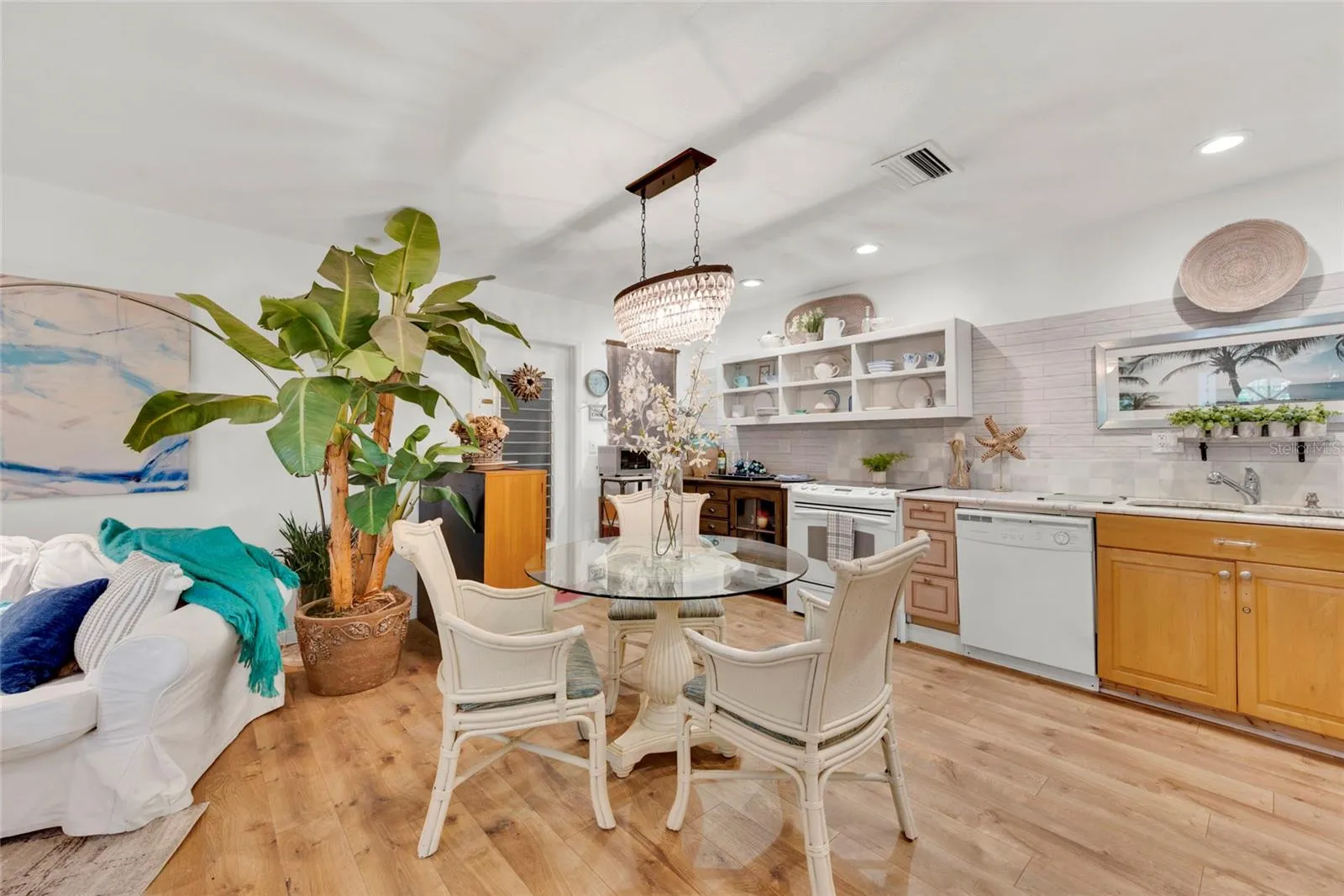 OPEN KITCHEN