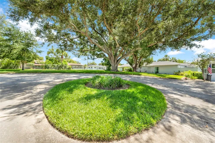 CIRCULAR DRIVEWAY WITH GREEN SPACE
