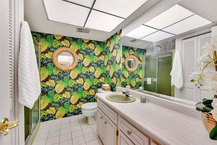CHEERFUL GUEST BATHROOM