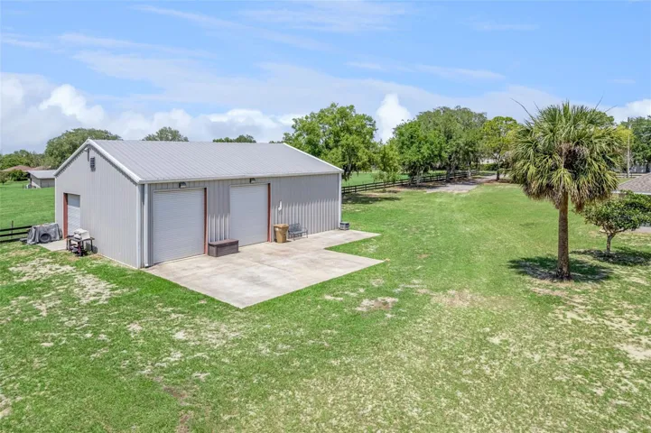 Workshop towards separate driveway