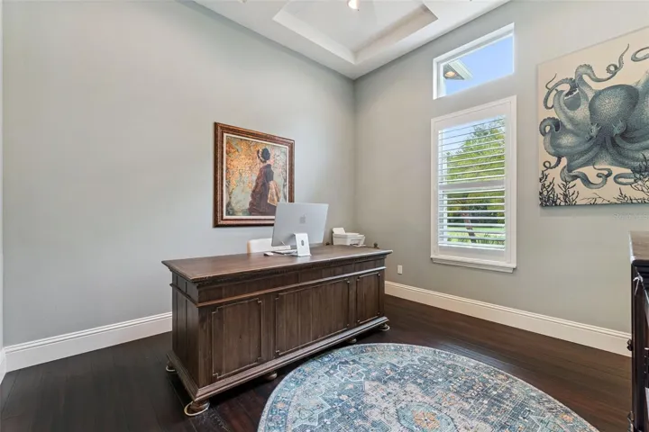 Home office in addition to the 4 bedrooms !