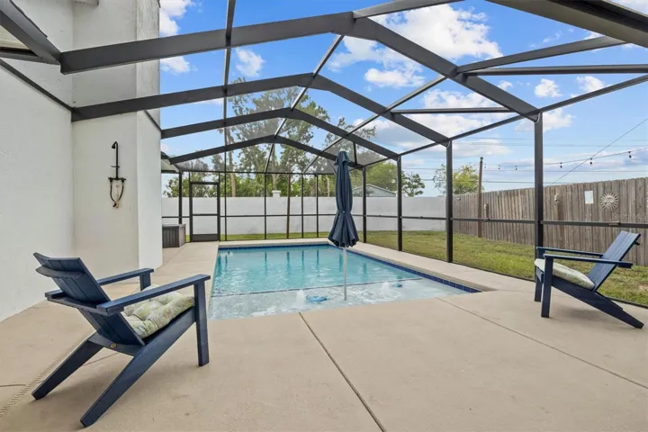 Heated salt water pool with sun shelf