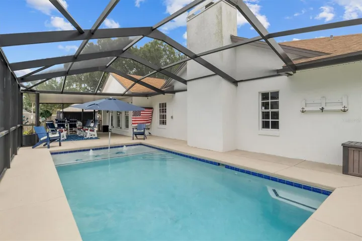 Heated salt water pool with sun shelf