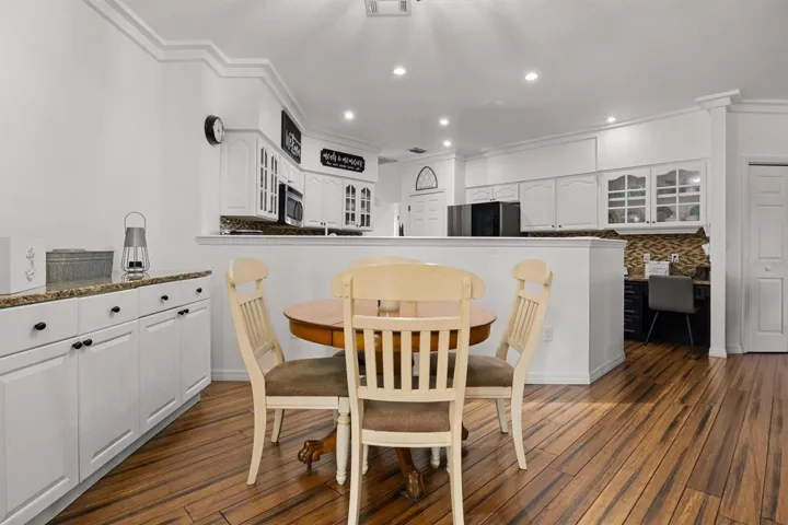 Breakfast area/Kitchen