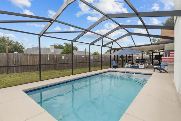 Heated salt water pool with sun shelf