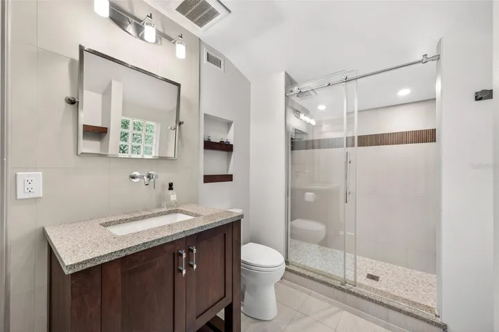 Guest en-suite bath
