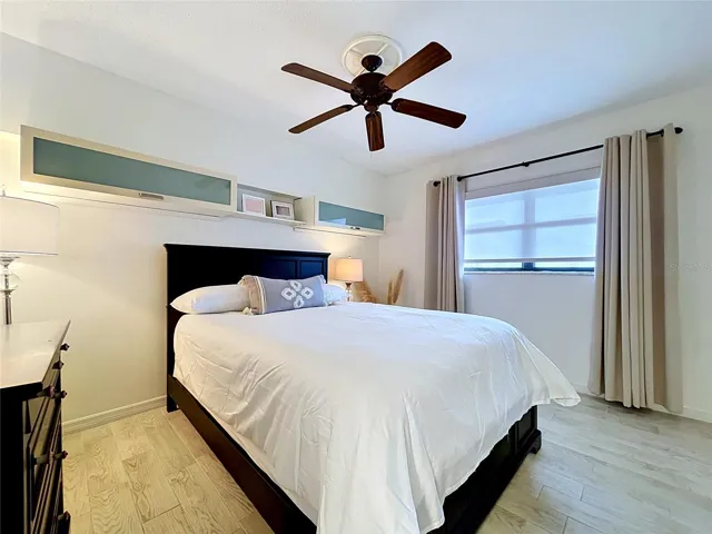 Guest bedroom with Queen size bed