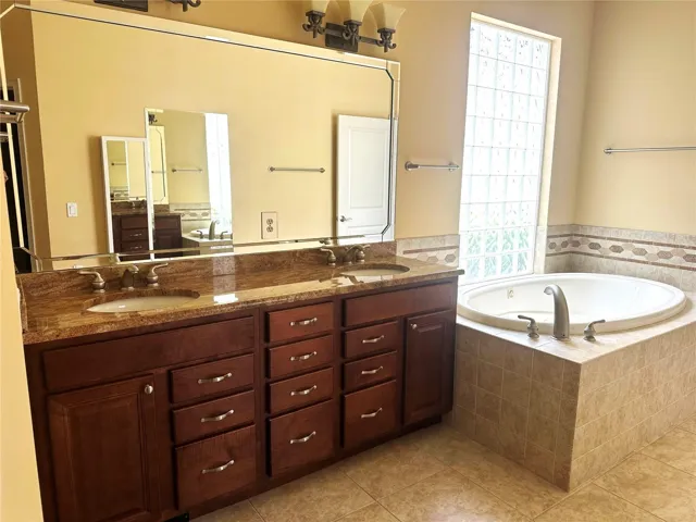 OWNER'S BATH