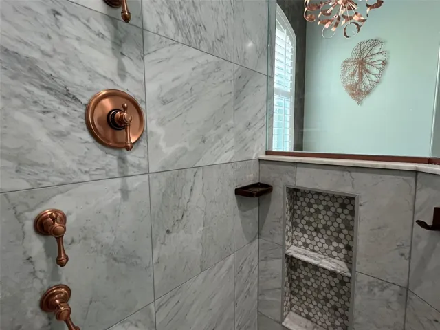 Hiding your shampoo and soaps in this little niche will be convenient and keep your bathroom tidy.