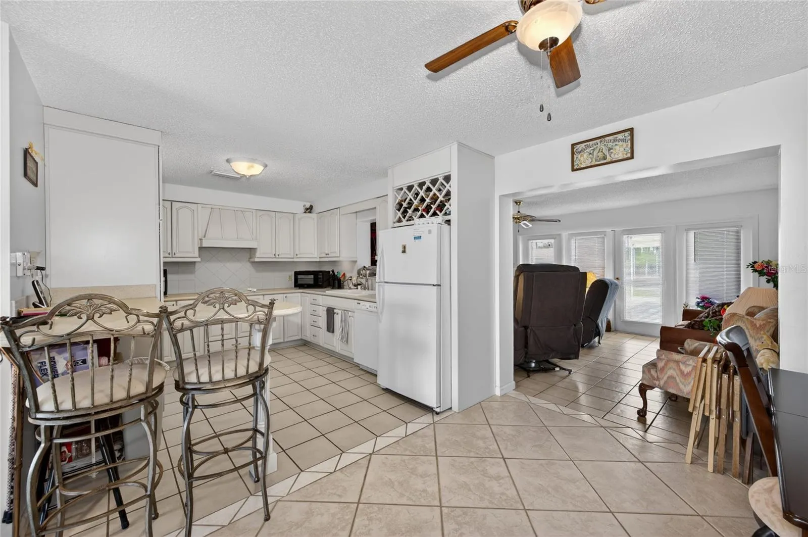 KITCHEN WITH BAR AREA