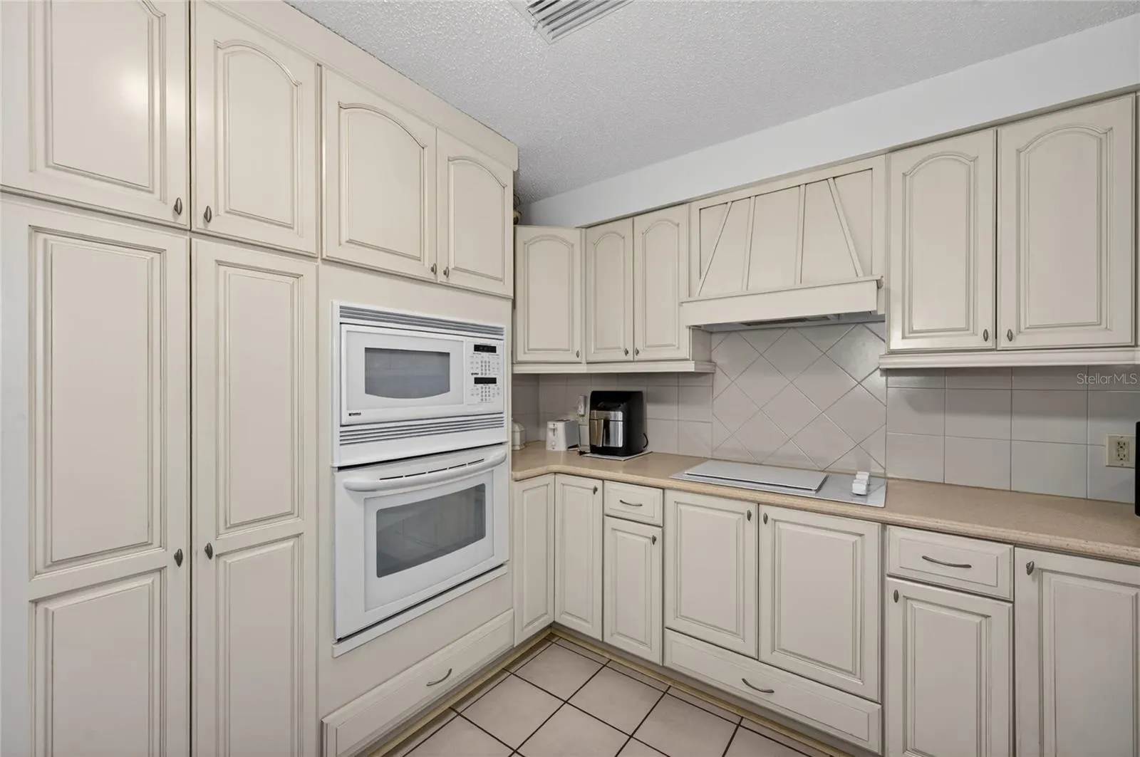 KITCHEN WITH BUILT-IN OVENS